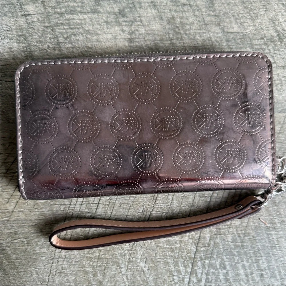 Michael Kors Metallic Bifold Wallet Wristlet Zip Closure